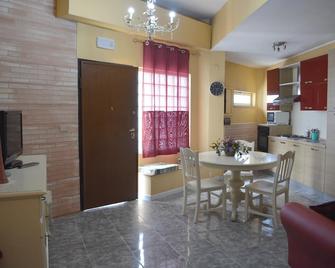 Charming Apartment Reggio Calabria 60 m² + Parking - Reggio Calabria - Essbereich