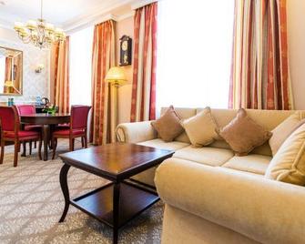 Baikal Plaza Hotel - Ulan-Ude - Living room