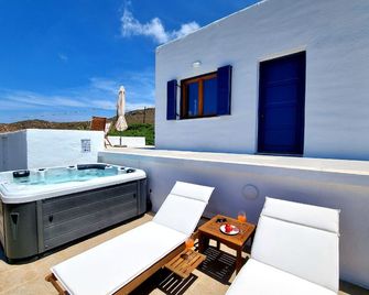 All Season Lovely Seafront Cottage - Kaliviani - ระเบียง