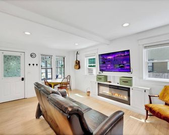 Cottage Suite Whirlpool Tub - Madison - Living room