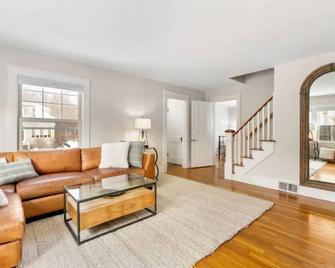 Sunny Saco minutes from downtown and beach - Saco - Olohuone