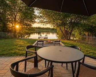 Pondview Pad near National Sports Ctr - Blaine - Patio