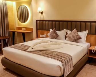 Rudra Shelter Business Hotel - Vasai - Bedroom