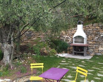 Casa Nelle Rose 2, Giardino e Vista Sulla Valle - Diano San Pietro - Patio