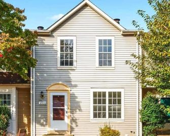 3-bedroom townhome in delightful Germantown with AC without basement - Germantown - Edificio