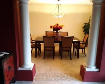 A one of a kind couples or relaxing retreat with a small town feel - Menifee - Comedor