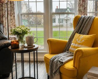 Downtown Picton Retreat - Near Sandbanks and Wineries - Picton - Wohnzimmer