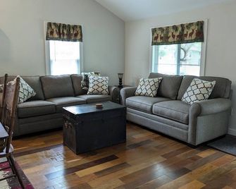 Waterfront property, perfect winter getaway, directly on the Willowemoc! - Livingston Manor - Living room