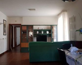 Entire apartment in semi-detached house in quiet area in front of the sea - Ortona - Pokój dzienny
