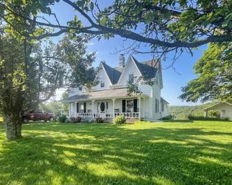 Near Blue Ridge Parkway Galax Home with Mtn Views! - Galax - Building