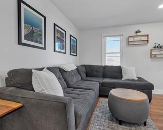 Cozy condo in charming Marshfield few minute walk to the beach! - Marshfield - Sala de estar
