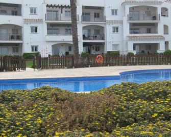 Luxury Ground Floor Apartment beside a large Pool complex and private garden. - Sucina - Piscina