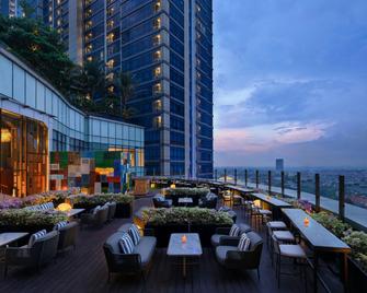 Four Points by Sheraton Surabaya, Pakuwon Indah - סוראבאיה - בר