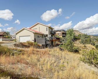 Steinaker State Park w/ Fireplace: Vernal Getaway! - Vernal - Building