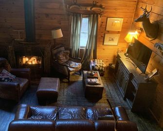 Dropped rates for June!!! Beautiful Cozy Cabin Nestled in the Sautee Valley. - Helen - Wohnzimmer