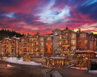 Ski In/Out @ Northstar Lodge! Gondola, ski valet, underground parking! Sweet! - Truckee - Edificio
