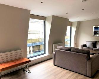 1 Water Street Apartments - Liverpool - Living room