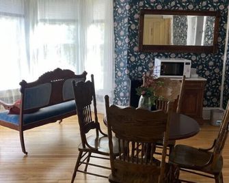 Ah #7 · Ah #7 Queen Mayo Suite W/Fridge/Micro/Shower/Tub - Wabasha - Dining room