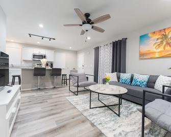 3 Bedroom 2 Bath House in Farmington Hills - Farmington Hills