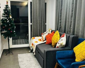 Panorama of Bliss- 2BHK hotel suites in charming Mukteshwar - Dhanachuli - Sala de estar