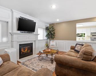 Beautiful Liberty Lake Waterfront House - Liberty Lake - Living room