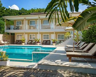 بوسادا هابي داي - باراتي - حوض السباحة