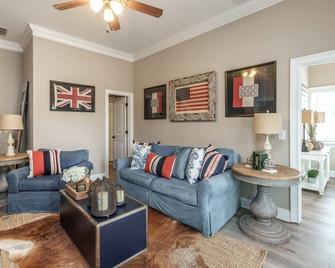 Close to Beautiful Downtown Monroe, Georgia - Monroe - Huiskamer