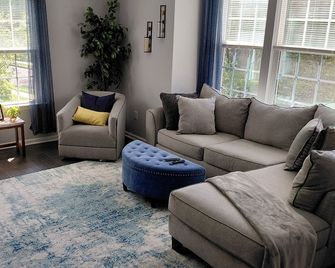 Spacious 3-bedroom townhome in charming Mount Holly less than 30 min from Philly - Mount Holly - Sala de estar