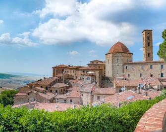 Simona Studio With Private Garden And Stunning View - Pignano - Edificio