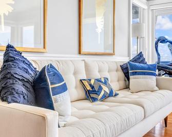 Amazing waterfront front next to lighthouse - Stratford - Living room
