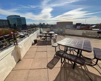 1 King Bed 1 Bath Apartment Steps to Paramount Theatre Downtown Cedar Rapids - Cedar Rapids