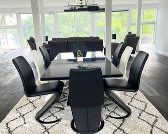 Spacious 4-bedroom house in brilliant Massena with WiFi, AC - Massena - Jídelna