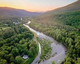 Full Buyout · Scenic Waterfront Property w/ Detached Cottage - Mount Tremper - Building