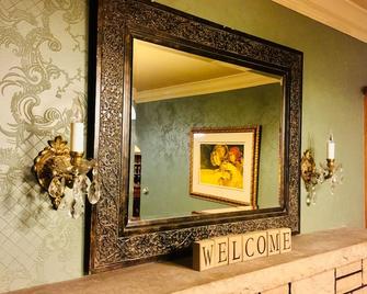 Walnut Place a Charming Home in Historic Valley Junction area of West Des Moines - West Des Moines - Room amenity