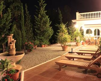 Well-maintained, independent finca in the foothills of Andalusia, just for you - Salares - Patio