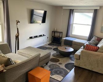 Tranquil & Entertaining Family Retreat. Sleeps 8. Stunning Yard with new hot tub - Westminster - Living room