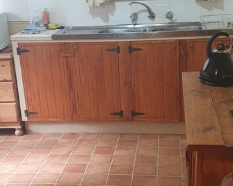 Woiworung Cottage-BYO bed linen and towels-NO WIFI- take a step back in time - Gisborne - Kitchen