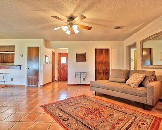 Breathtaking Hill Country Views at La Vista! - Canyon Lake - Sala de estar