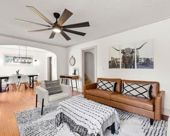 Timeless Historic Home Near Downtown - Vancouver - Living room
