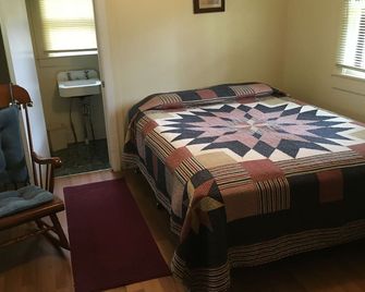 One bedroom cottage - Family owned/operated since 1923 - Ray Brook - Bedroom