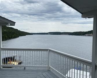 WOW VIEWS! Master on 1st floor. Private bedrooms w/ full baths & lake views - Camdenton - Balcony