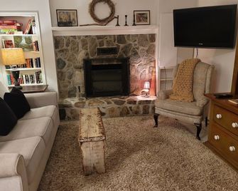 Outstanding Victoria location in beautiful Cadboro Bay - Victoria - Living room