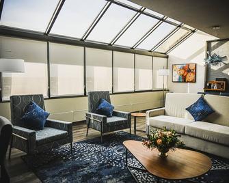 Delta Hotels by Marriott Cincinnati Sharonville - Sharonville - Living room