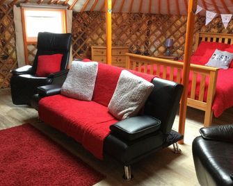Orange Yurt With Hot Tub- Sleeps 4, Parking & Pets - Turriff - Sala de estar