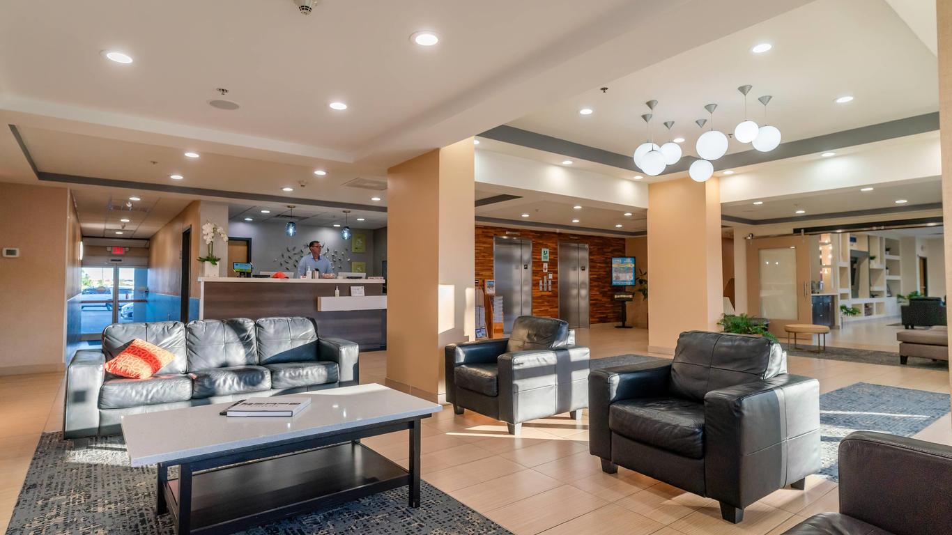 Gateway Hotel & Suites, an Ascend Collection Hotel