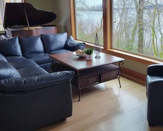 Columbia River Waterfront-Private Beach with Kayaks/Canoe -7 min from I-5 - Woodland - Huiskamer