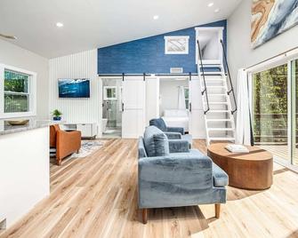 New H2O Oasis Tree House - Pittsboro - Living room