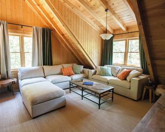 New! Private Riverfront Log Cabin near Dahlonega - Hot Tub, Firepits, and more! - Dawsonville - Living room