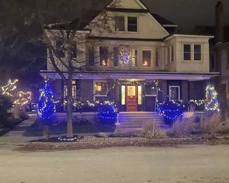 Overlooking Montebello Park - St. Catharines - Building