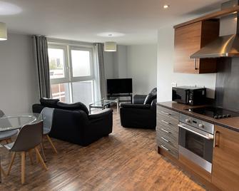 Belgrade Plaza Serviced Apartments - Coventry - Living room